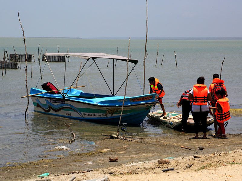 Cross Kalpitiya Lagoon by boat with a fisherman, Kalpitiya Lagoon Tou, Boat Trip with a fisherman in Kalpitya, Kalpitiya lagoon, Boat trip in Kalpitiya